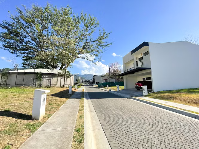 Venta de lote en condominio en Santa Ana - Imagen 11