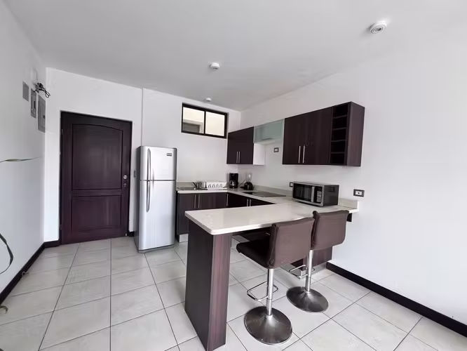 APARTAMENTO AMUEBLADO “Bosques de Santa Ana” Precio incluye (Agua, Luz, Cable e Internet). - Imagen 2