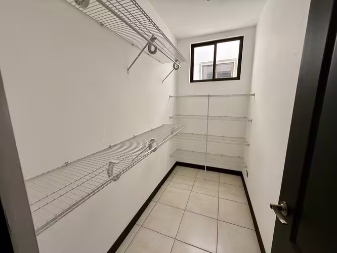 Apartamento Amueblado en BOSQUES de SANTA ANA  / Incluye: Agua e Internet