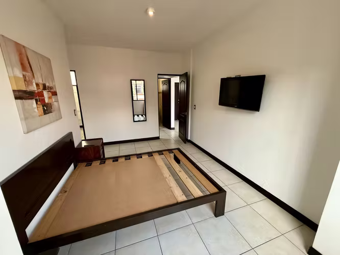 Apartamento Amueblado en BOSQUES de SANTA ANA  / Incluye: Agua e Internet