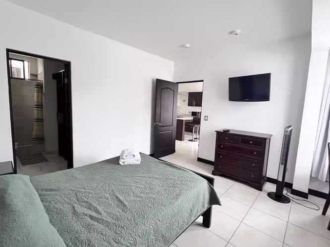 APARTAMENTO AMUEBLADO “Bosques de Santa Ana” Precio incluye (Agua, Luz, Cable e Internet). - Imagen 11