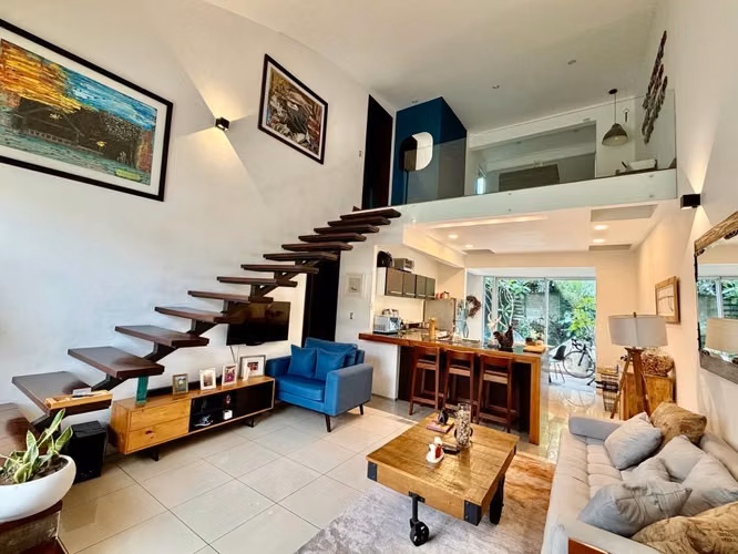 SE VENDE Casa contemporánea en exclusivo condominio en Santa Ana KS