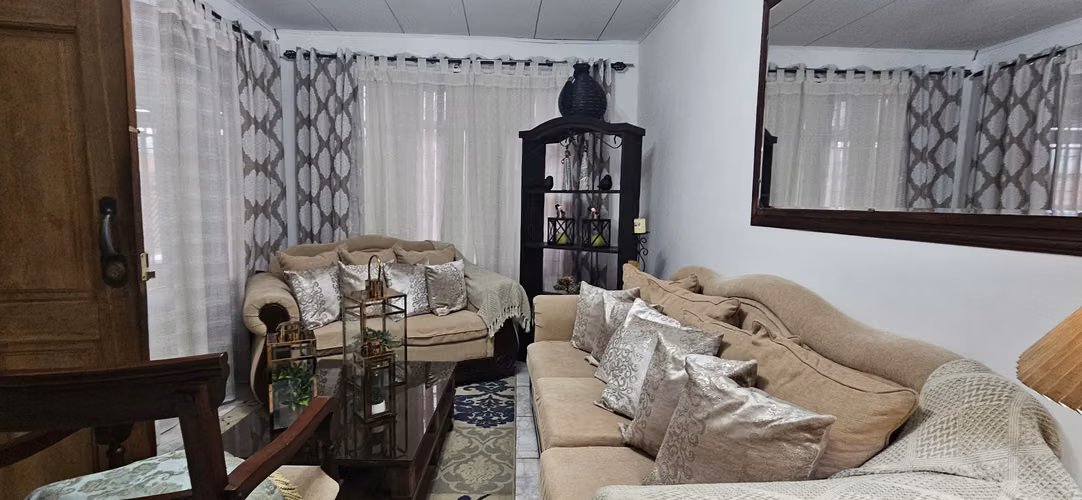 ¡OPORTUNIDAD ÚNICA! 2 CASAS EN UNA- RESIDENCIAL PRIVADO EN IPIS DE GUADALUPE - Imagen 1