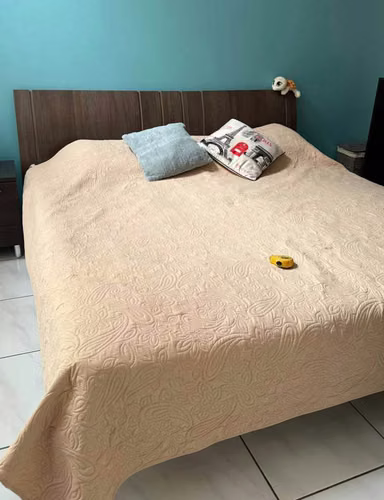 Cama Tamaño KING De ASHLEY FURNITURE. Como Nueva Impecable (NO INCLUYE COLCHON)