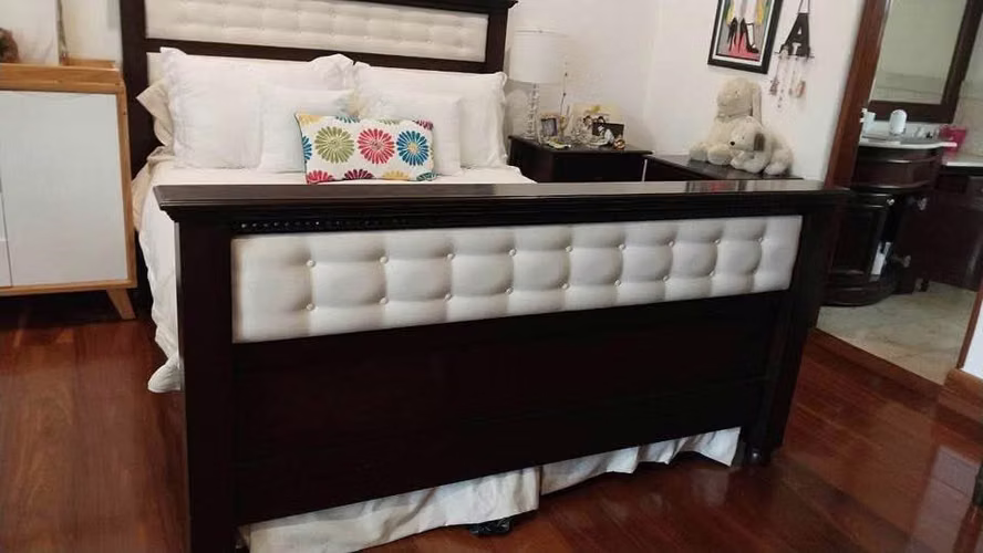 Cama Tamaño QUEEN En Madera De Cedro Con Capitoneado. Como Nueva Importada (NO INCLUYE COLCHON)
