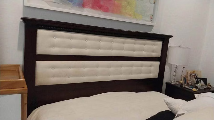 Cama Tamaño QUEEN En Madera De Cedro Con Capitoneado. Como Nueva Importada (NO INCLUYE COLCHON)