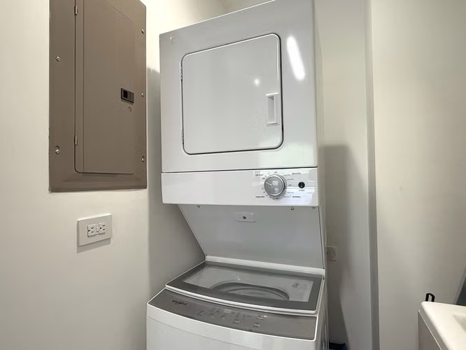 REDUCIDO! Venta, Produce ingresos, Amoblado completamente, Apartamento de 1 Dormitorio y área Flexible con Balcón y Ático en Bosques del Café, Escazú ID27245 - Imagen 11