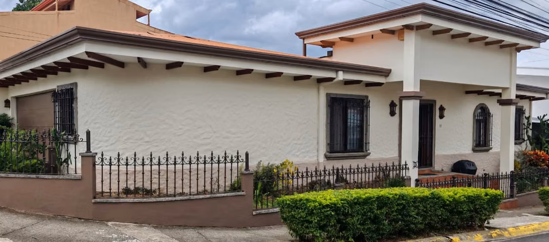 Hermosa casa esquinera de una sola planta en Residencial Portal del Valle, Heredia - Imagen 2
