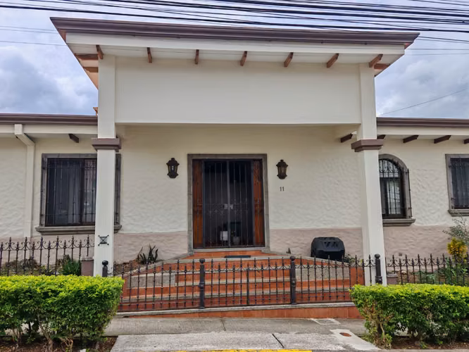 Hermosa casa esquinera de una sola planta en Residencial Portal del Valle, Heredia