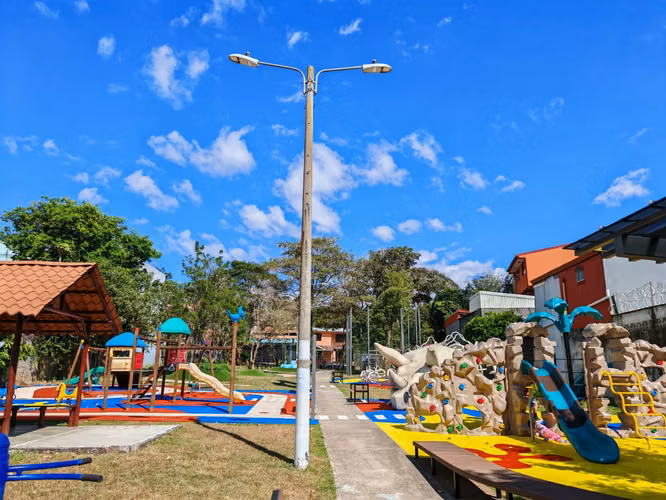 Hermosa casa esquinera de una sola planta en Residencial Portal del Valle, Heredia - Imagen 20