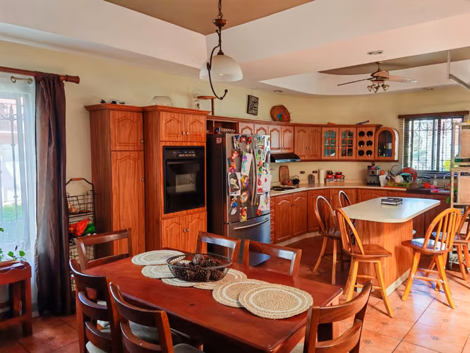 Hermosa casa esquinera de una sola planta en Residencial Portal del Valle, Heredia - Imagen 3