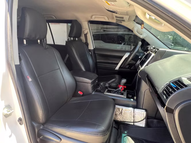 2020 Toyota Prado - Imagen 4