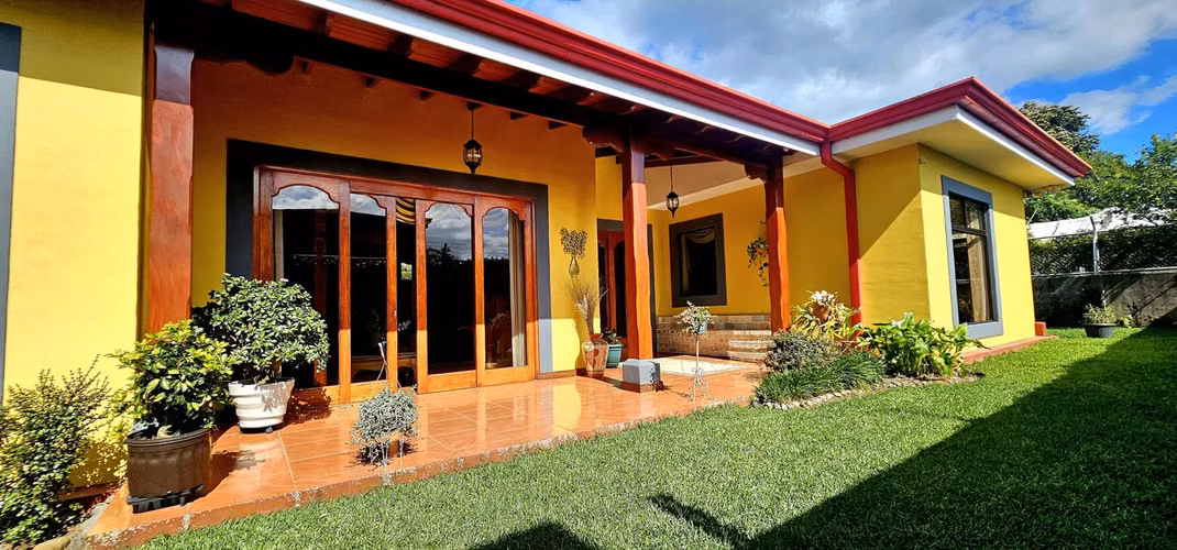 House for sale in San Rafael de Coronado. Large green area.
