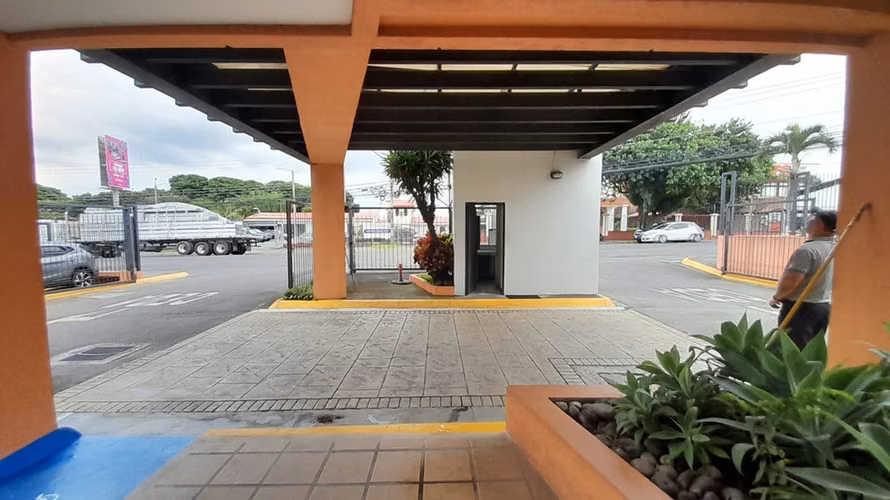 LOCAL COMERCIAL EN ALQUILER LA URUCA | $650 MENSUALES | 40 PARQUEOS | SEGURIDAD 24/7 - Imagen 18