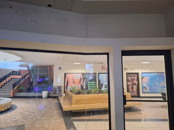 LOCAL COMERCIAL EN ALQUILER LA URUCA | $650 MENSUALES | 40 PARQUEOS | SEGURIDAD 24/7 - Imagen 8