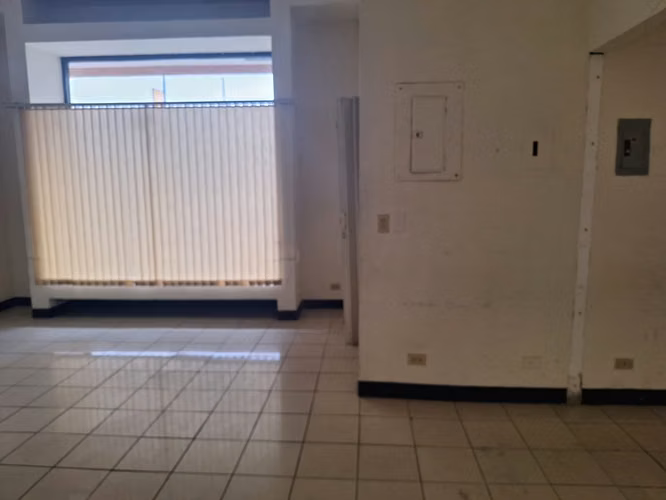 LOCAL COMERCIAL EN ALQUILER LA URUCA | $650 MENSUALES | 40 PARQUEOS | SEGURIDAD 24/7 - Imagen 6