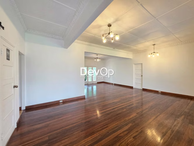 Venta de casa grande con patio. Uso de suelo Mixto. Yoses - Imagen 2