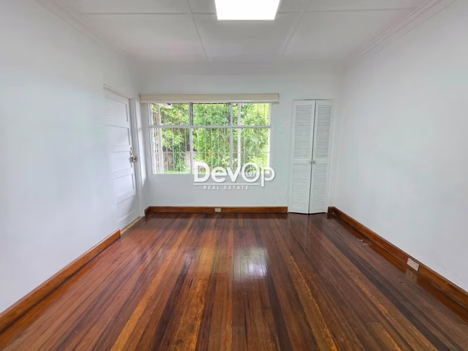 Venta de casa grande con patio. Uso de suelo Mixto. Yoses - Imagen 11
