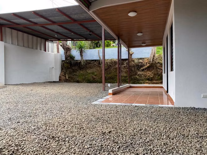 SE VENDE O SE ALQUILA HERMOSA CASA EN JESÚS DE ATENAS