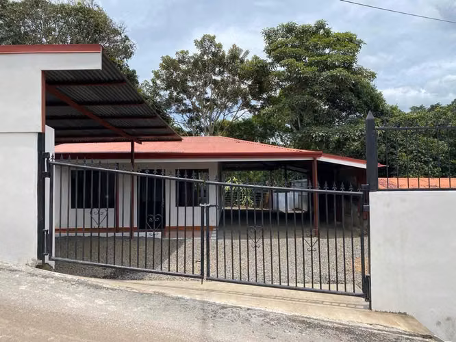 SE VENDE O SE ALQUILA HERMOSA CASA EN JESÚS DE ATENAS