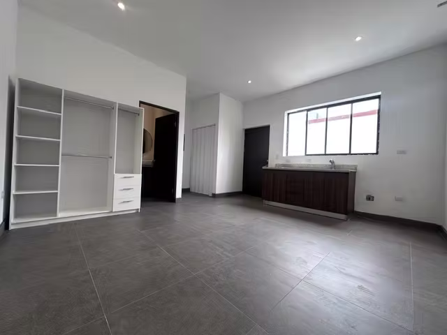 Apto Estudio a estrenar con Excelente Ubicación En Rohrmoser - Imagen 4