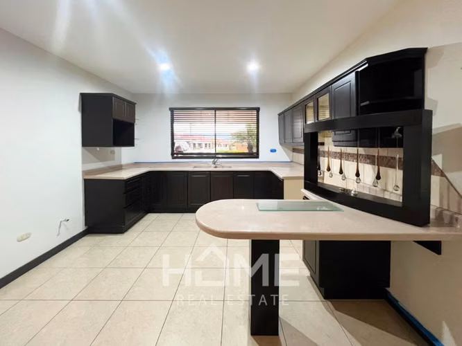 Casa en Alquiler en Cedros - Montes de Oca