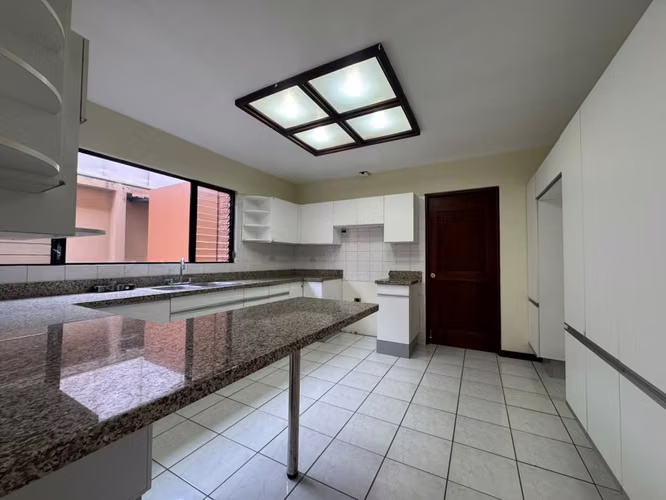 Alquiler de casa en Escazú. Amplia y cómoda. - Imagen 5