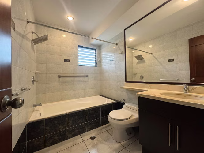 Alquiler de casa en Escazú. Amplia y cómoda. - Imagen 19