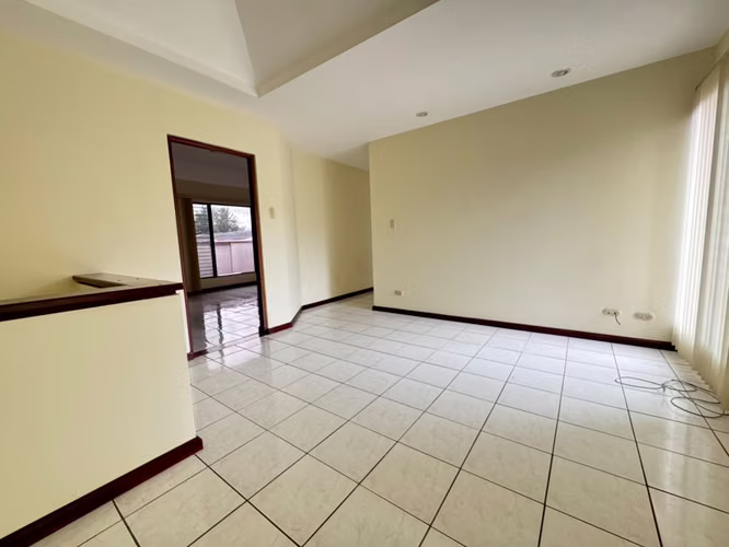 Alquiler de casa en Escazú. Amplia y cómoda. - Imagen 12