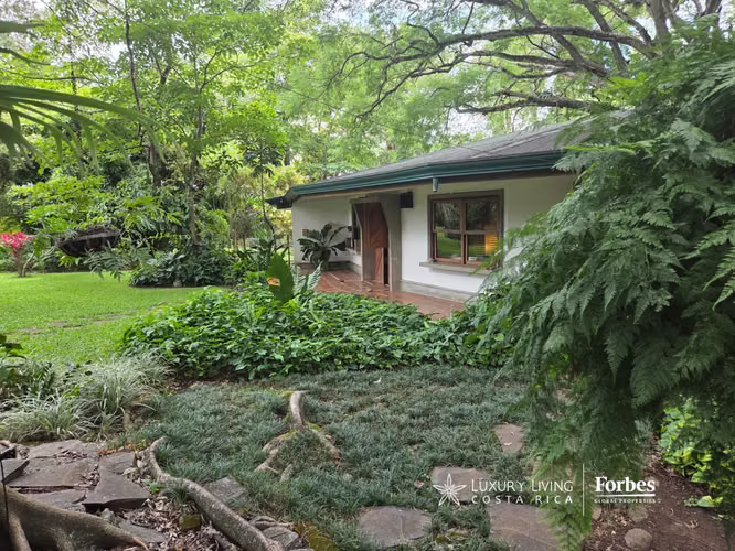 21498 - One Level Villa for Sale, 4,600 m² Land, Potential for Expansion