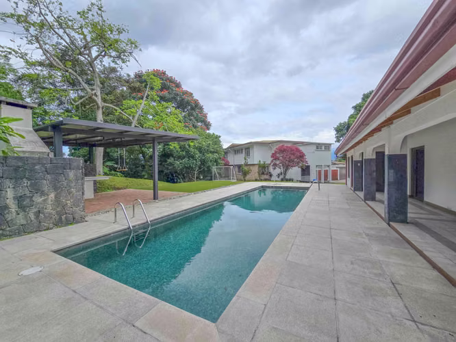 House of 650 m2 with private pool and 5,454 m2 of land in Bello Horizonte Escazu