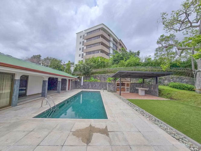 Casa de 650 m2 con piscina privada y 5.454 m2 de terreno en Bello Horizonte Escazú - Imagen 2