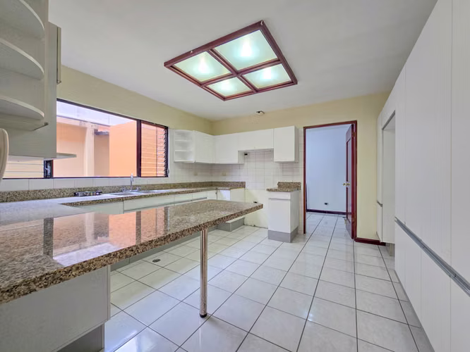 CONDO DE 3 HABIT. + DE SERVICIO + SALA TV EN BELLO HORIZONTE ESCAZU - Imagen 6