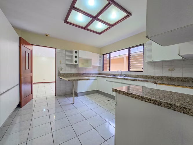 CONDO DE 3 HABIT. + DE SERVICIO + SALA TV EN BELLO HORIZONTE ESCAZU - Imagen 9