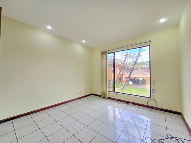 CONDO DE 3 HABIT. + DE SERVICIO + SALA TV EN BELLO HORIZONTE ESCAZU - Imagen 16