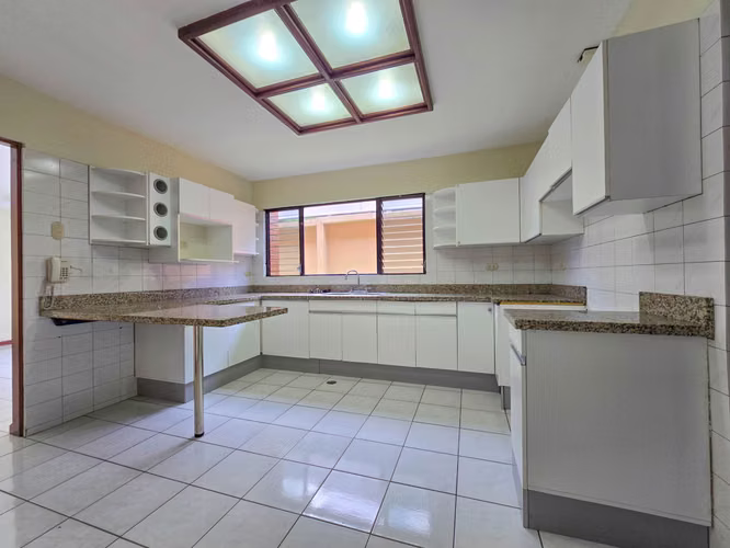 CONDO DE 3 HABIT. + DE SERVICIO + SALA TV EN BELLO HORIZONTE ESCAZU - Imagen 19