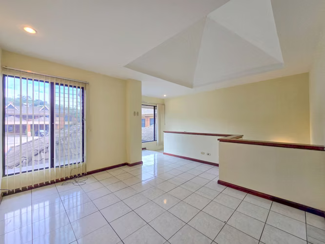 CONDO DE 3 HABIT. + DE SERVICIO + SALA TV EN BELLO HORIZONTE ESCAZU - Imagen 11