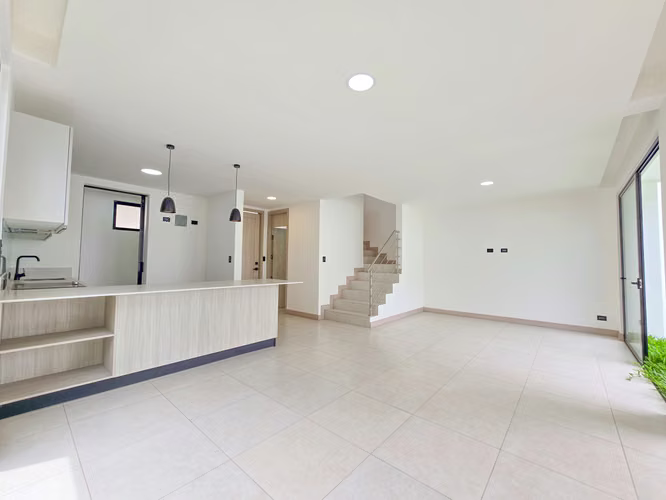 Para estrenar! Alquiler de casa en Condominio Lindora Village – Santa Ana - Imagen 8