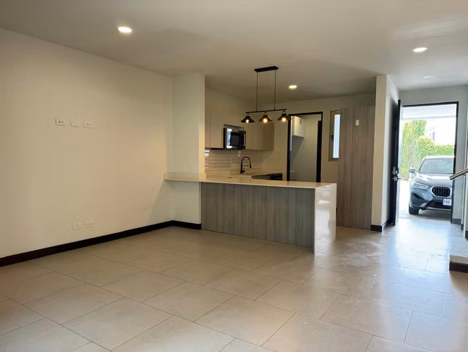Venta de Casa en  Escazu  Condominio Exclusivo - Imagen 2