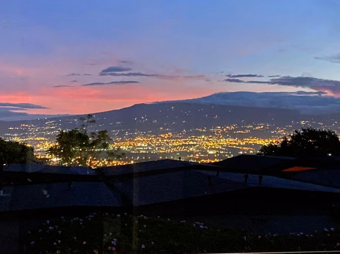LUJOSO CONDO DE 3 HABIT. CON VISTA EN SAN ANTONIO ESCAZU - Imagen 19