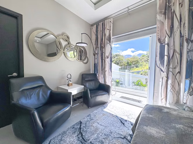 Penthouse West Heights Apartamento | Walkable to Stores - Imagen 13