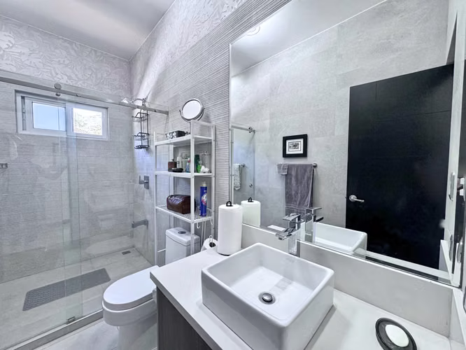 Penthouse West Heights Apartamento | Walkable to Stores - Imagen 17