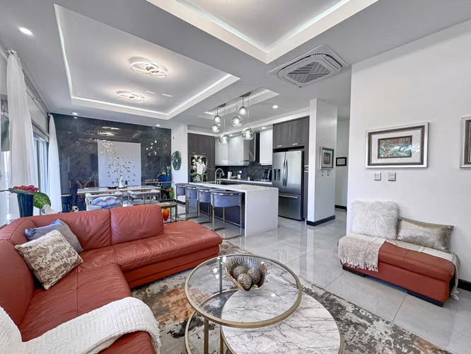 Penthouse West Heights Apartamento | Walkable to Stores - Imagen 2