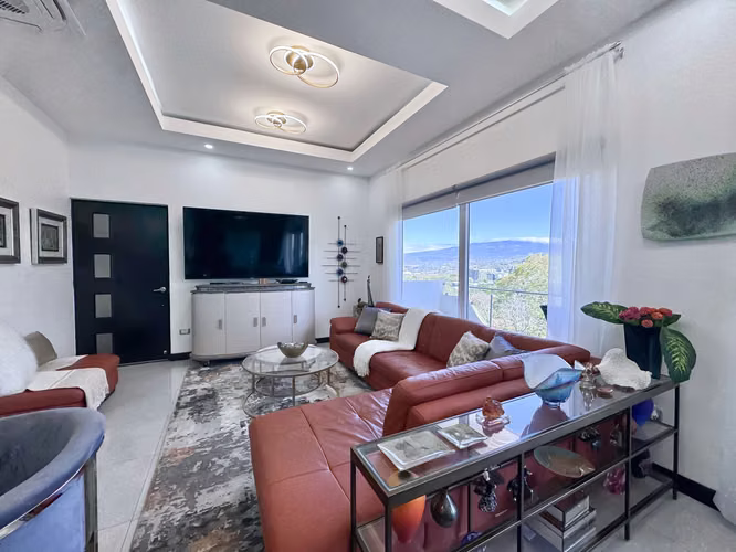 Penthouse West Heights Apartamento | Walkable to Stores - Imagen 9