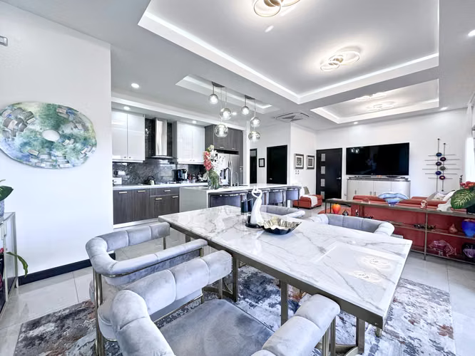 Penthouse West Heights Apartamento | Walkable to Stores - Imagen 8