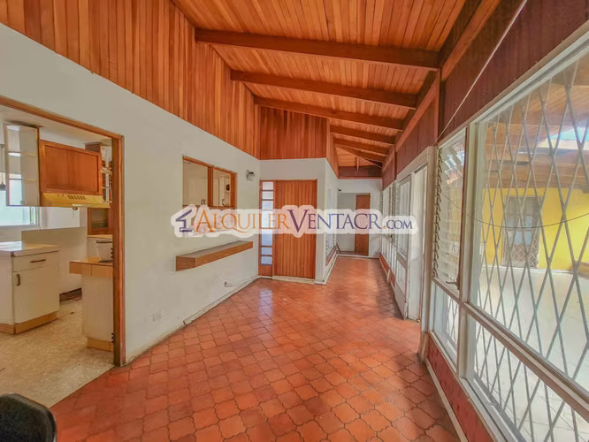 LAURELES ESCAZU! PROPIEDAD PARA REMODELAR CON 1.436 M2 DE TERRENO - Imagen 9