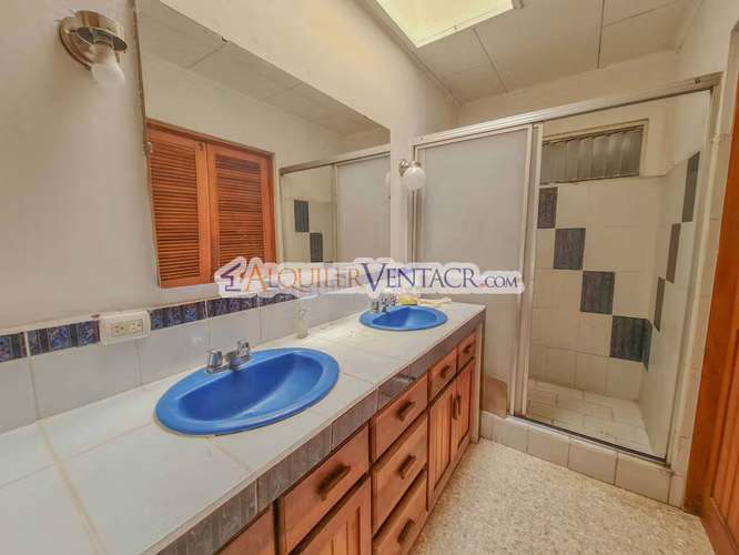 LAURELES ESCAZU! PROPIEDAD PARA REMODELAR CON 1.436 M2 DE TERRENO - Imagen 5