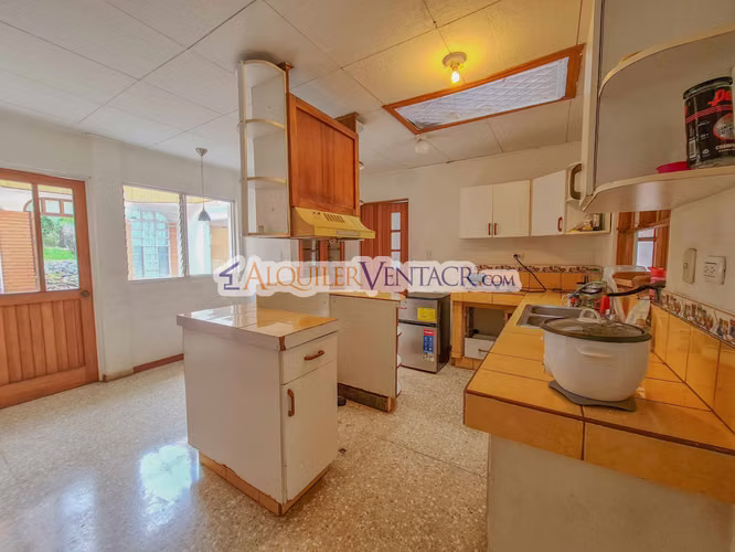 LAURELES ESCAZU! PROPIEDAD PARA REMODELAR CON 1.436 M2 DE TERRENO - Imagen 7