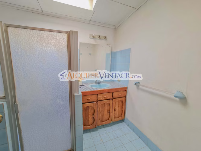 LAURELES ESCAZU! PROPIEDAD PARA REMODELAR CON 1.436 M2 DE TERRENO - Imagen 10
