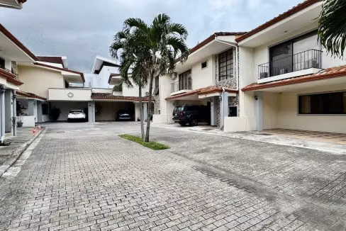 Casa de 2 Plantas en Residencial, Santa Ana centro